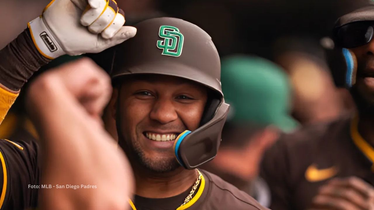 Yuli Gurriel celebrando con San Diego Padres en MLB