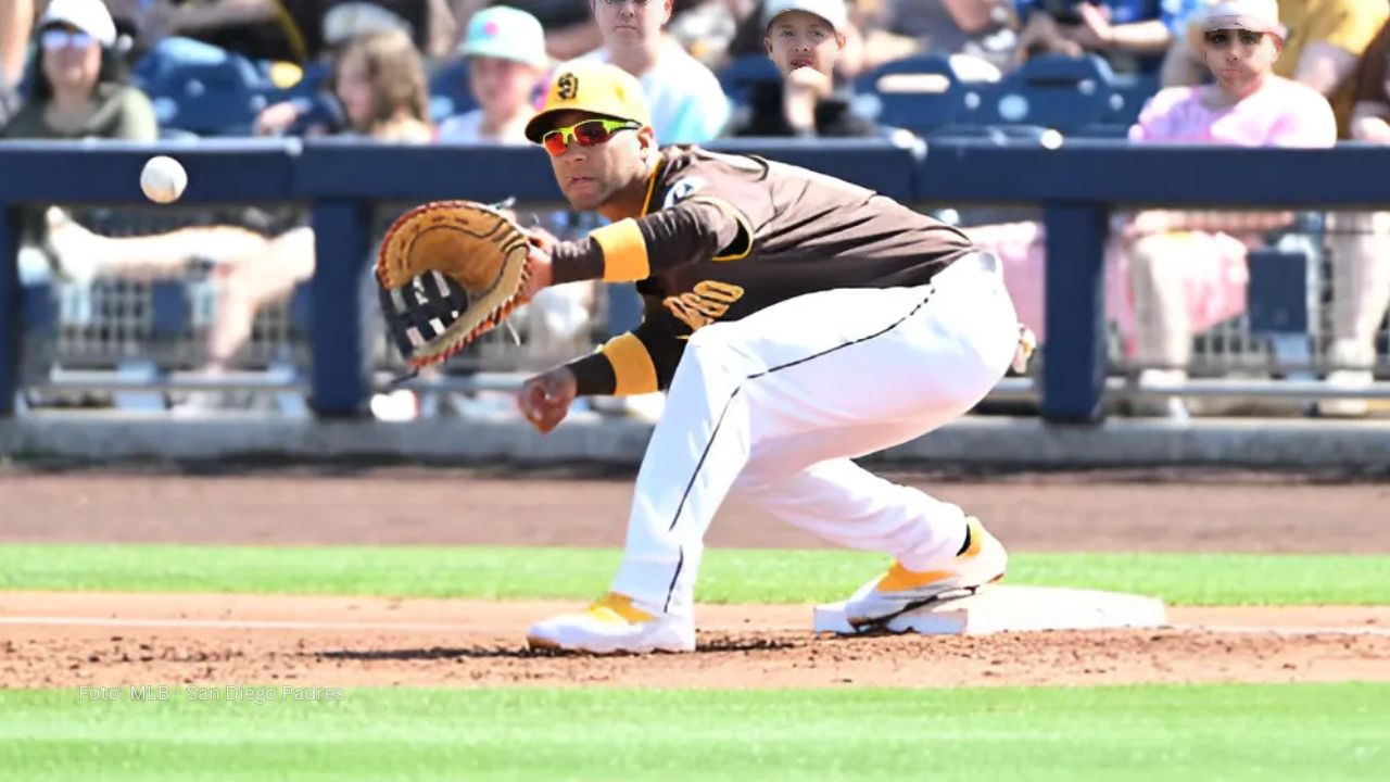 Yuli Gurriel fildeando con San Diego Padres