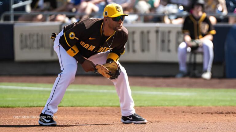 Yuli Gurriel fildeando con San Diego Padres