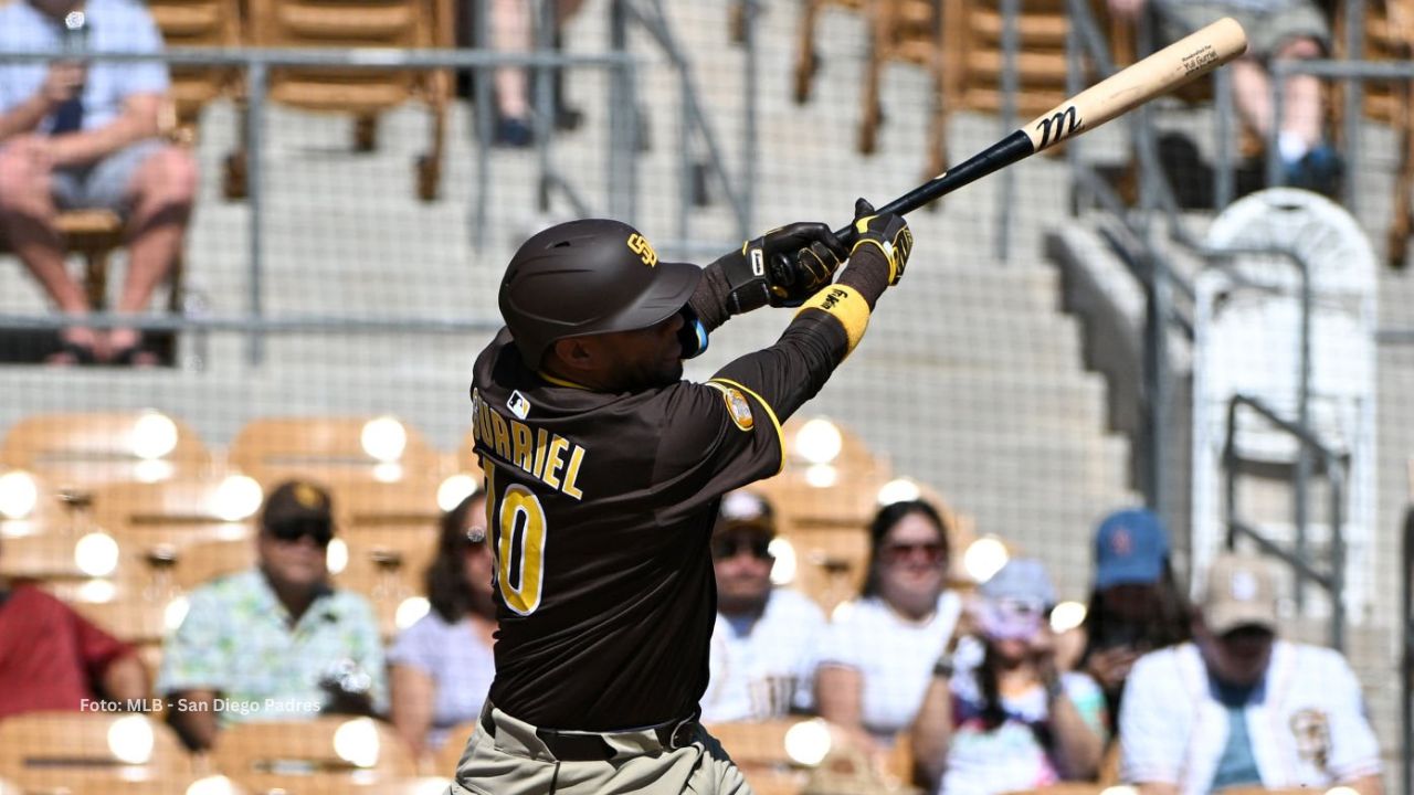 Yuli Gurriel con el uniforme de San Diego Padres