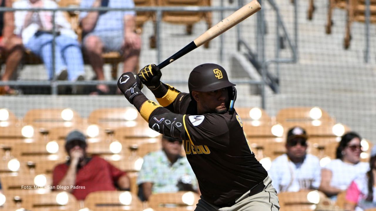 Yuli Gurriel con el uniforme de San Diego Padres