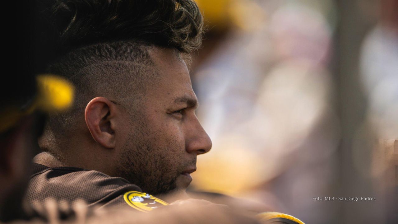 Yuli Gurriel en el dougout de San Diego Padres