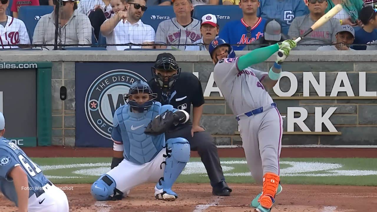 El careta venezolano Francisco Alvarez, no perdió el tiempo y puso a tope su madero para ayudar a la causa de Mets.