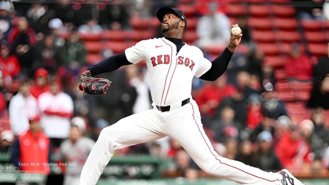 Aroldis Chapman lanzando con Boston Red Sox
