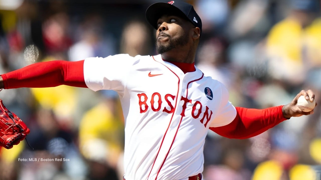 Aroldis Chapman lanzando en el Fenway Park con Boston Red Sox