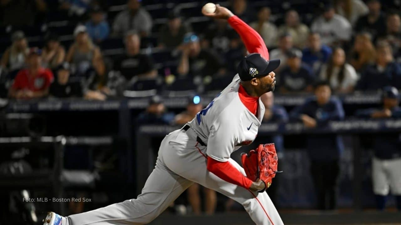 Aroldis Chapman lanzando con Boston Red Sox