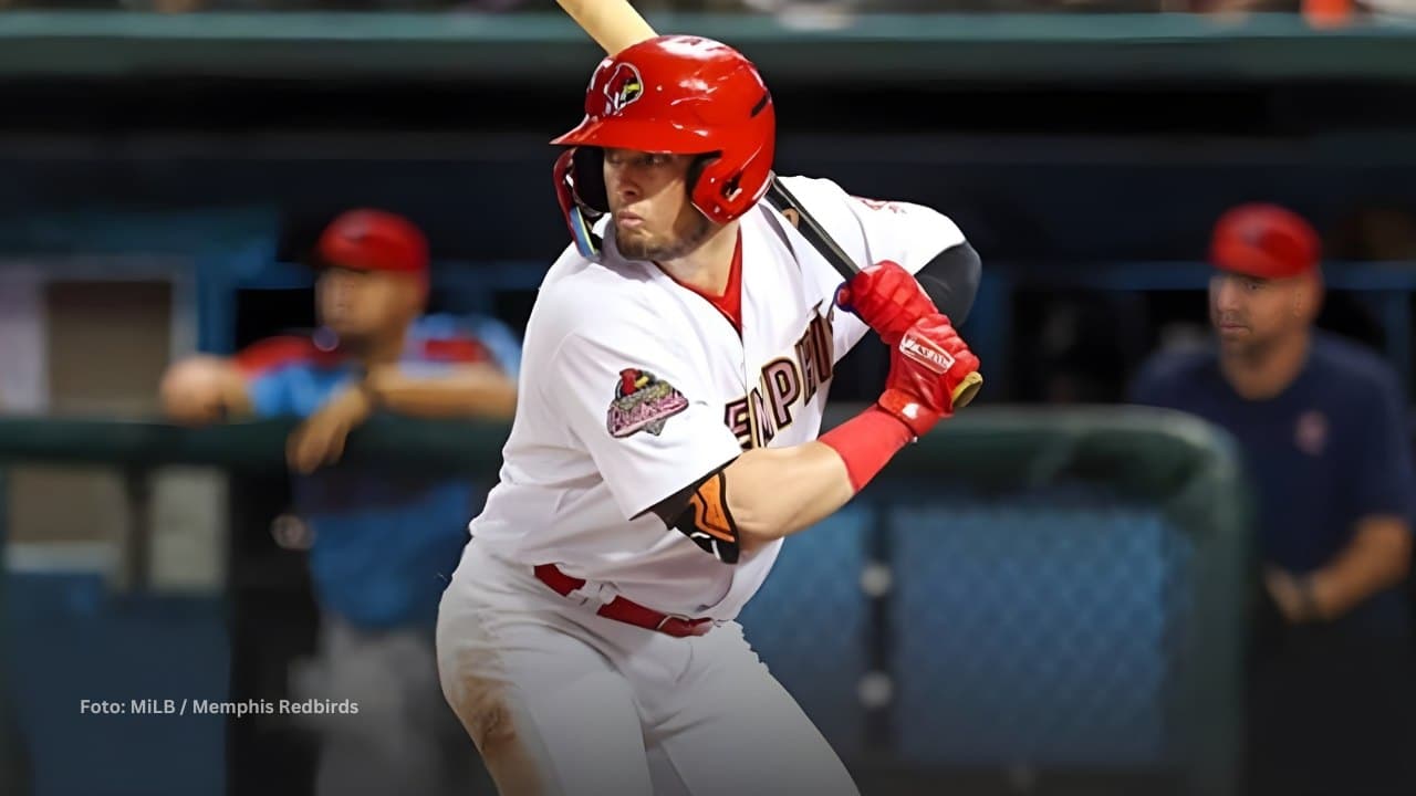 Cesar Prieto bateando con Memphis Redbirds