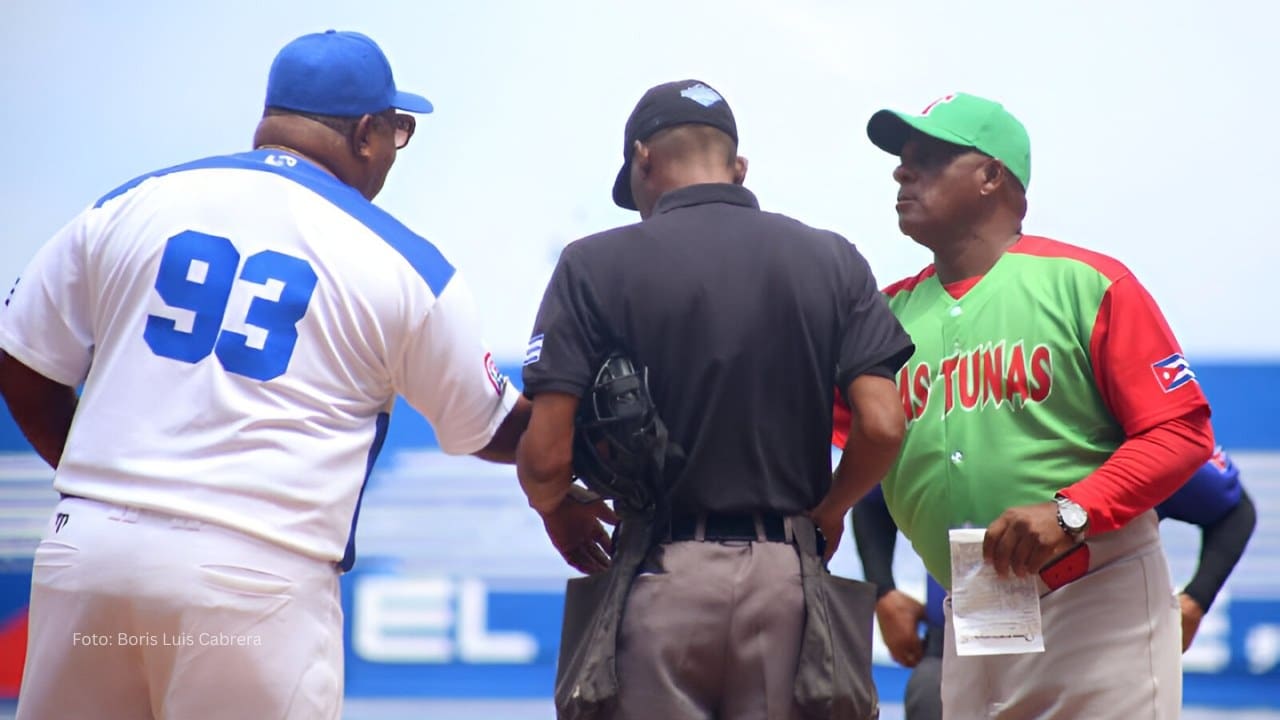 Representantes de Industriales y Las Tunas antes de un juego. Serie Nacional