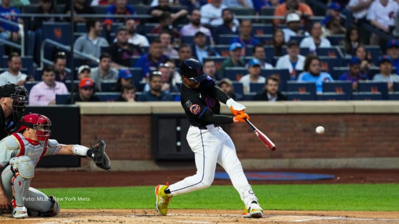 Francisco Lindor conectando hit en New York Mets