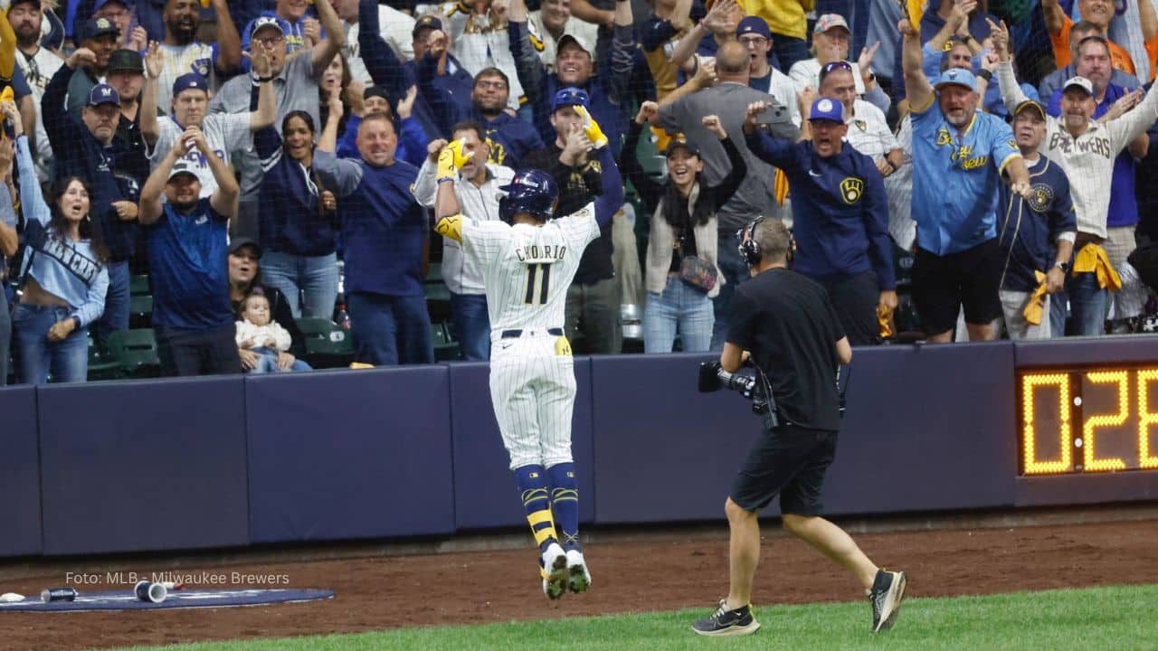 Jackson Chourio celebrando con Milwaukee Brewers