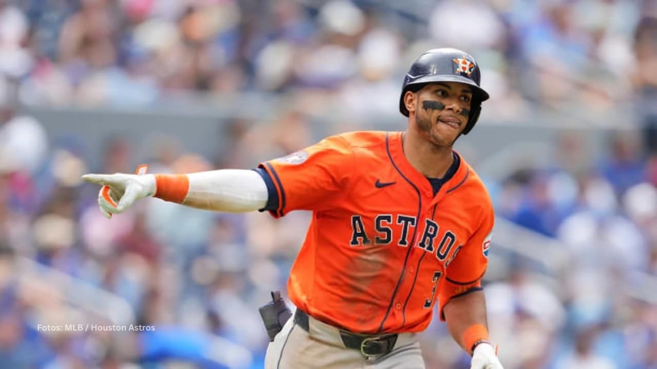 Jeremy Peña recorriendo las bases con Houston Astros