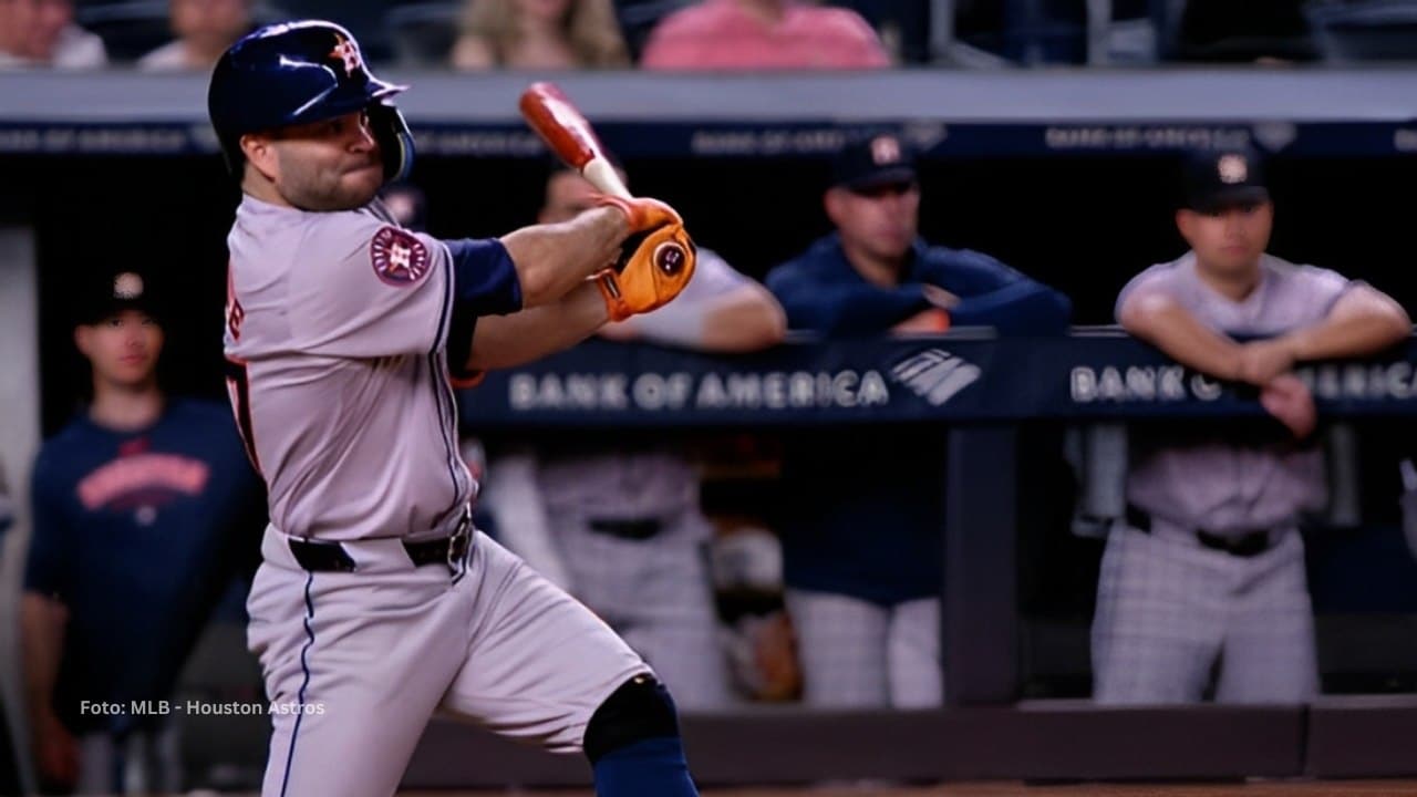Jose Altuve bateando con Houston Astros