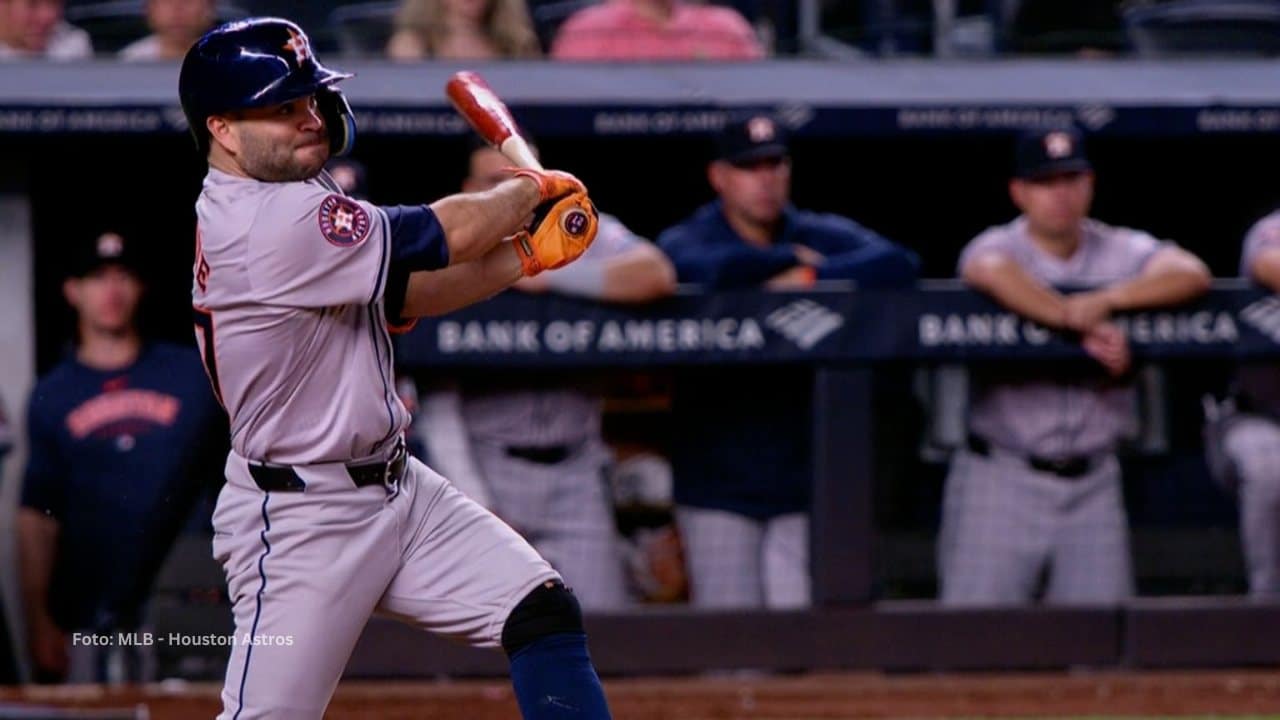 Jose Altuve bateando con Houston Astros