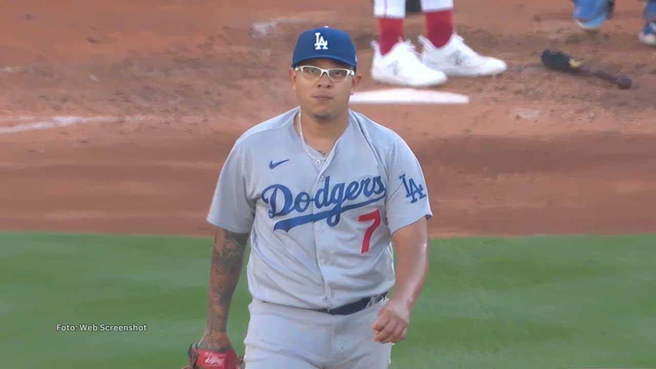 Julio Urías lanzando con Los Angeles Dodgers