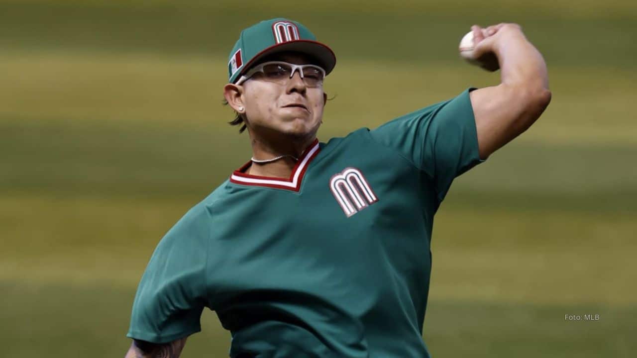 Julio Urias con uniforme de Mexico