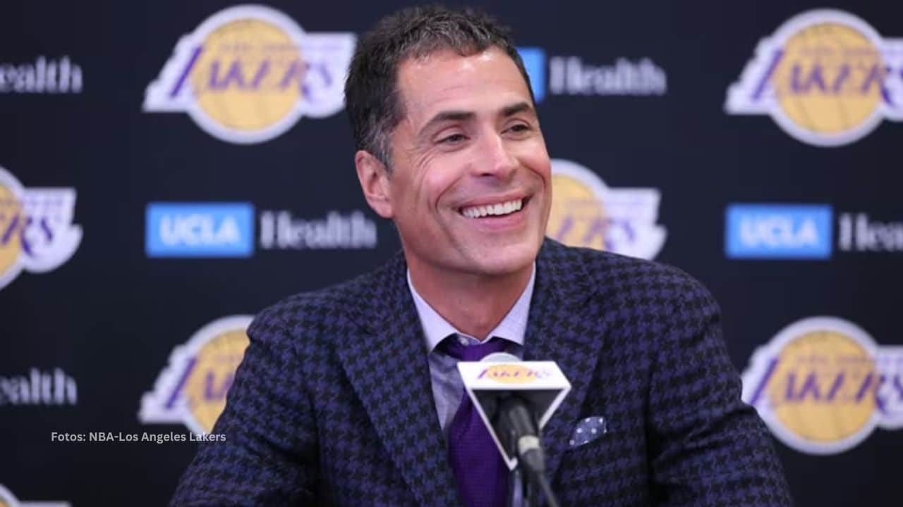 Rob Pelinka en rueda de prensa con Lakers