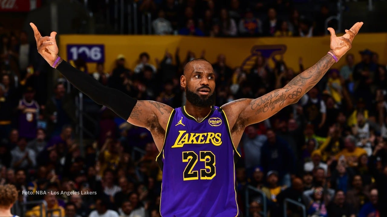LeBron James celebrando un triple con Los Angeles Lakers
