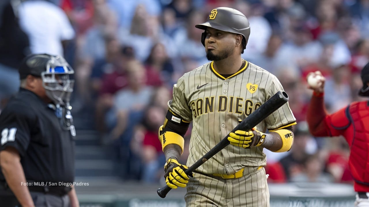 Luis Arráez tomando un turno con San Diego Padres