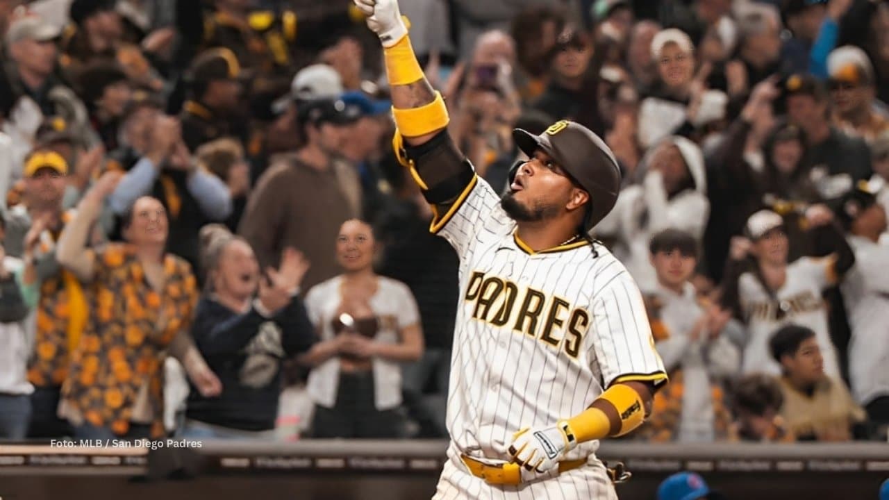 Luis Arráez con la mano arriba tras jonrón con San Diego Padres