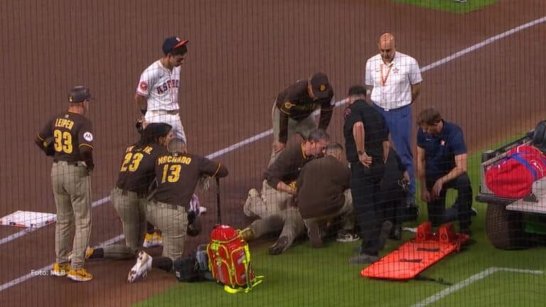 Luis Arráez tendido en el suelo, San Diego Padres