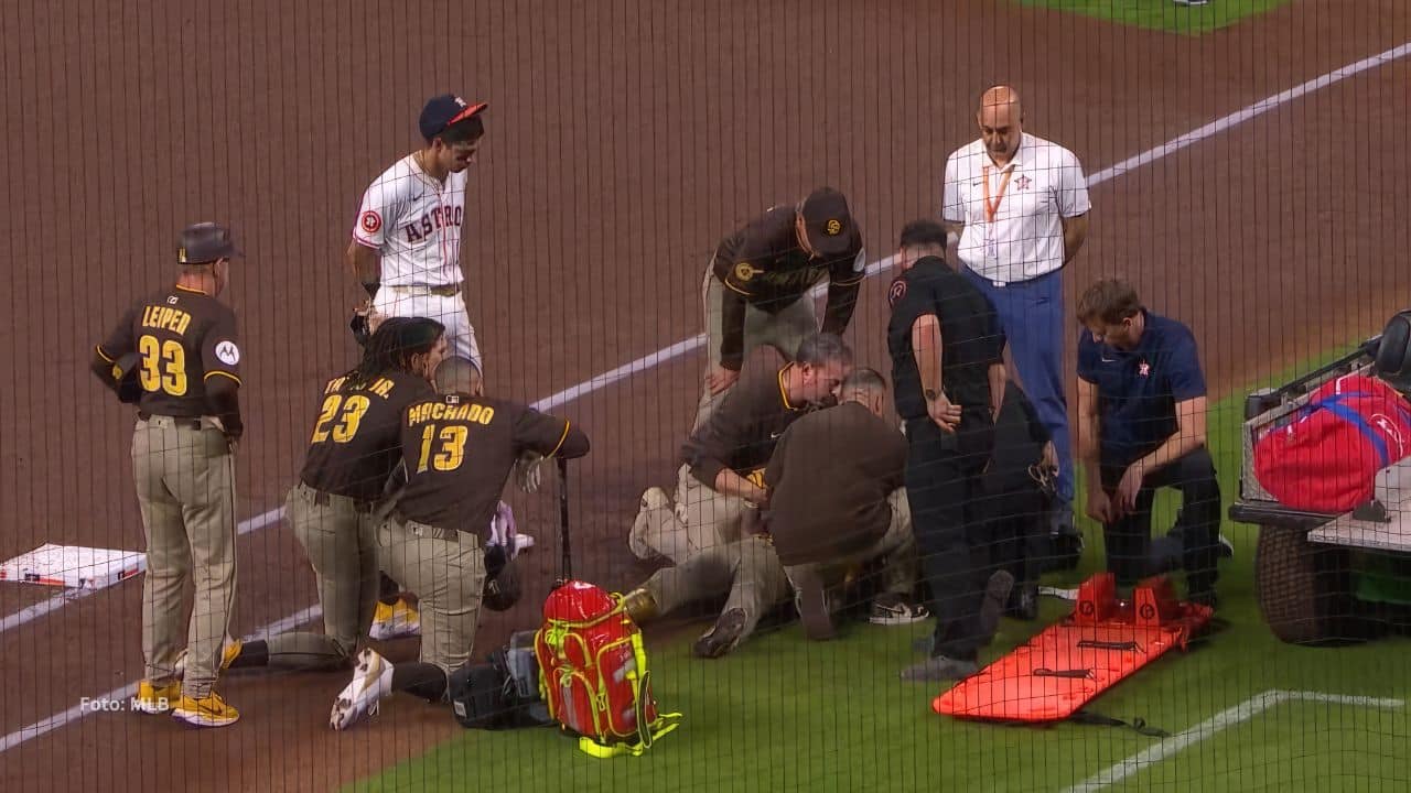 Luis Arráez tendido en el suelo, San Diego Padres