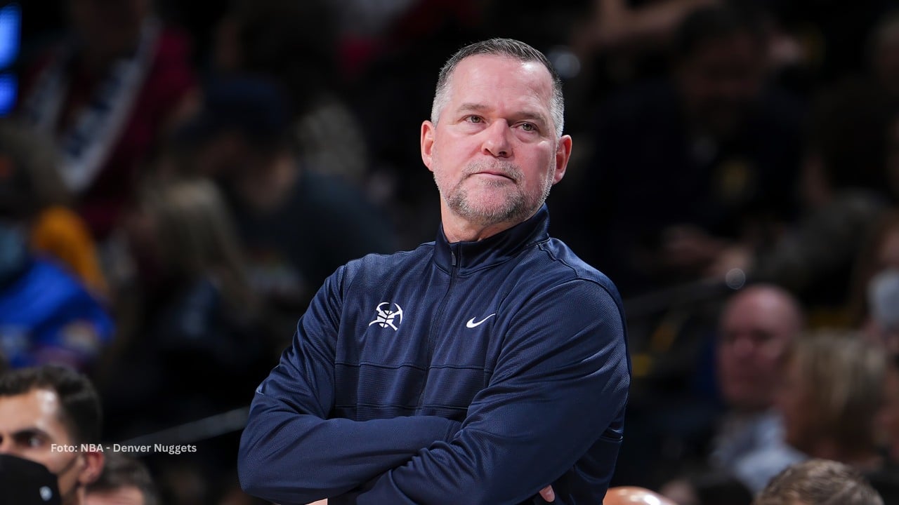 Michael Malone en un juego con Denver Nuggets