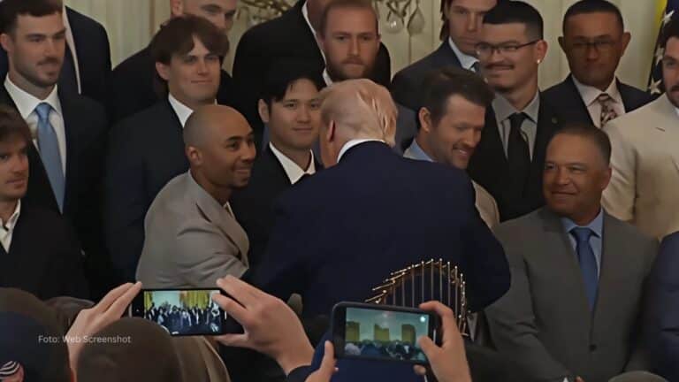 Mookie Betts junto a Donald Trump en la casa blanca