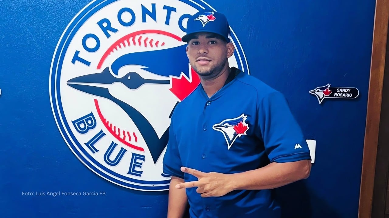 Prospecto Luis Fonseca en las oficinas de Toronto Blue Jays