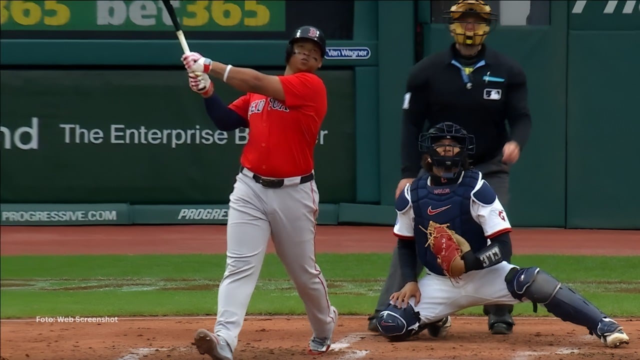 Rafael Devers conectando un doble con Boston Red Sox
