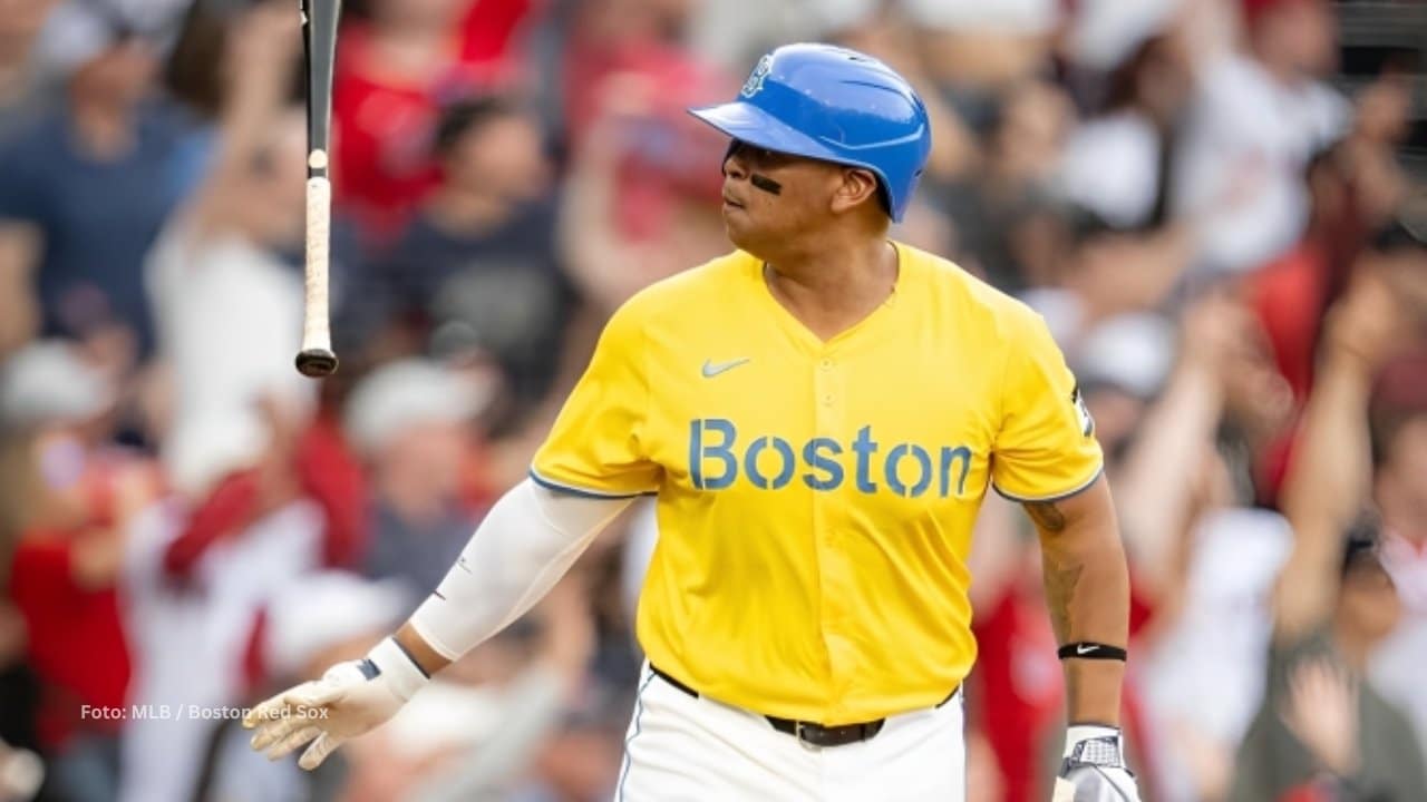 Rafael Devers soltando el bate tras cuadrangular de tres carreras con Boston Red Sox