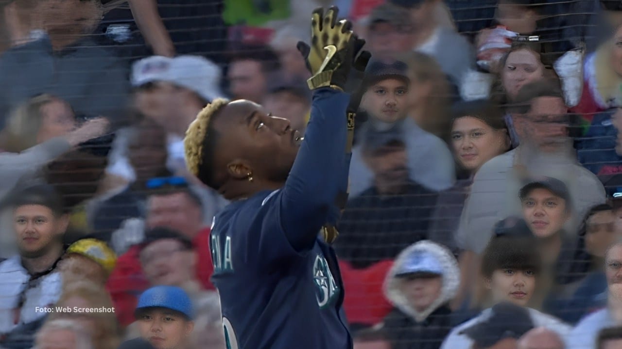 Randy Arozarena señala al cielo tras conectar hit con Seattle Mariners
