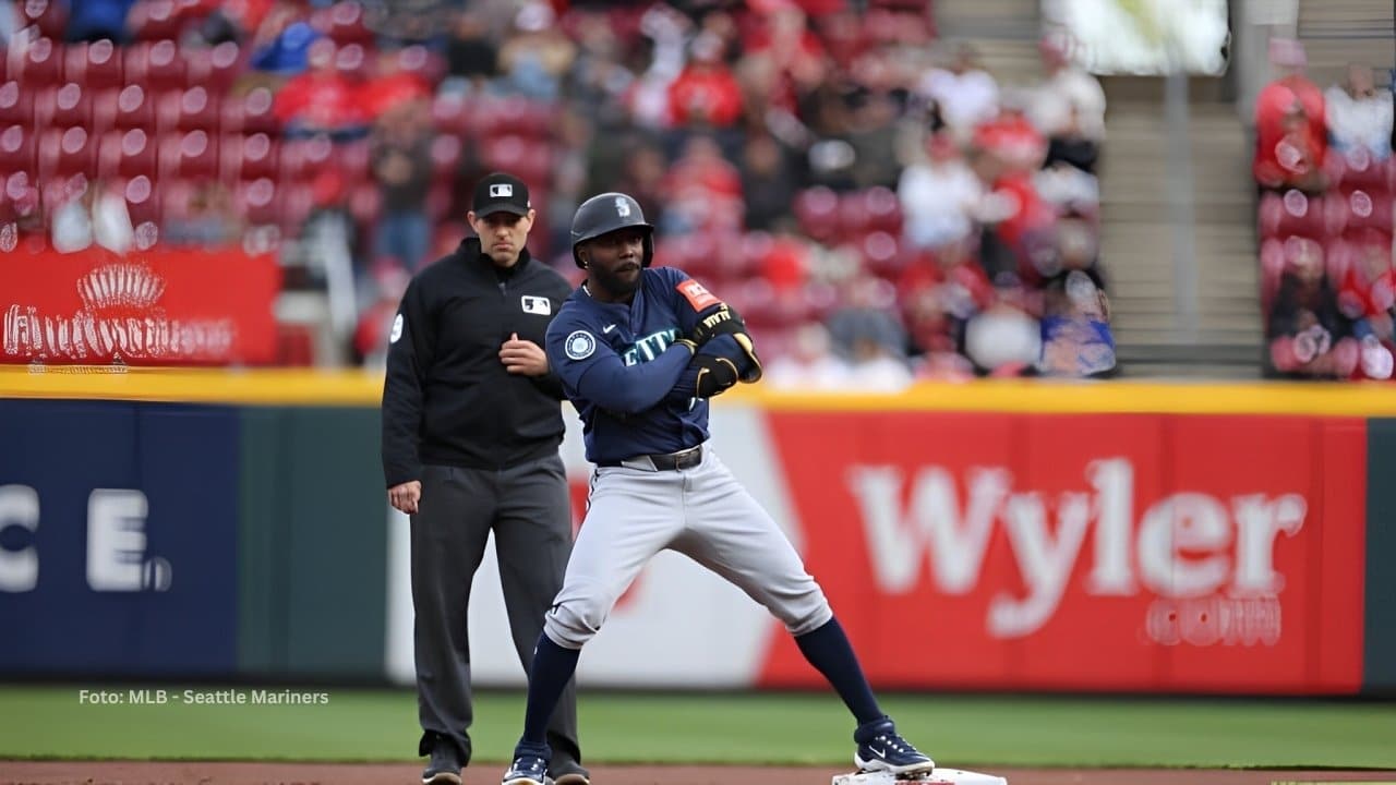 Randy Arozarena celebrando en segunda un doble con Seattle Mariners