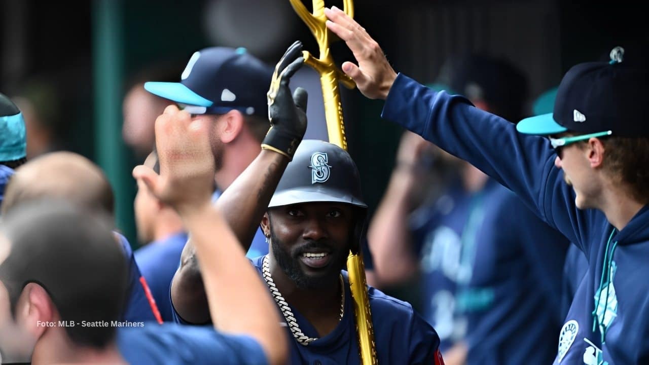 Randy Arozarena celebra un jonrón en el dugout de Seattle Mariners