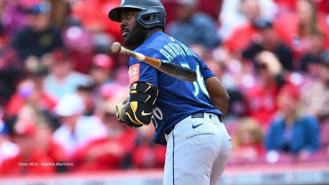 Randy Arozarena soltando el bate tras jonrón con Seattle Mariners