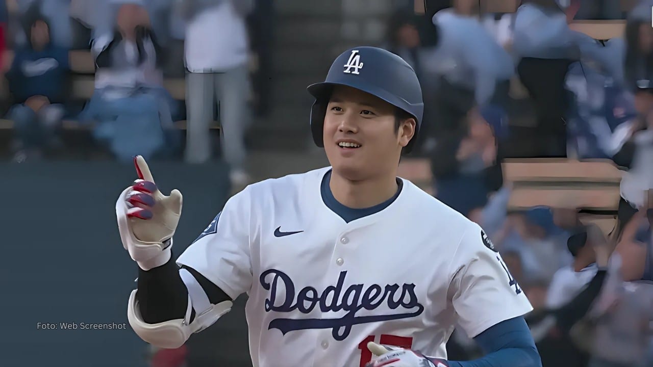 Shohei Ohtani recorriendo las bases tras jonrón con Los Angeles Dodgers