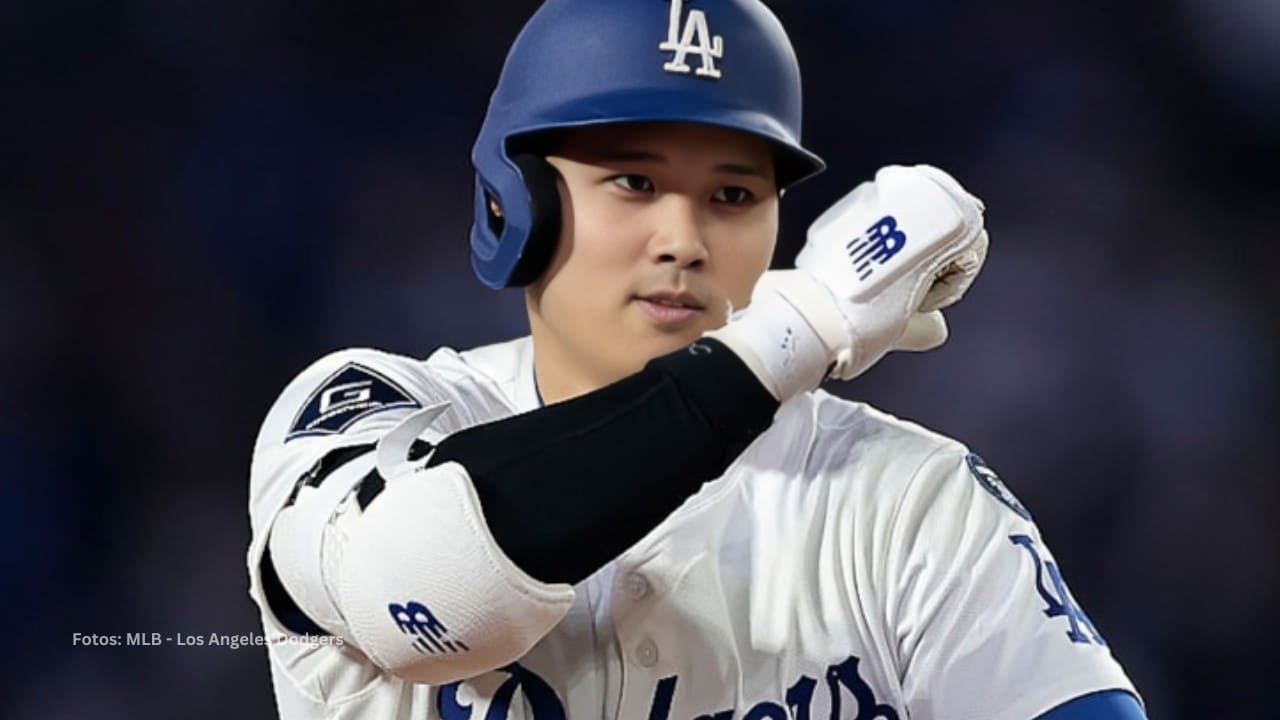 Shohei Ohtani haciendo gestos tras cuadrangular con Los Angeles Dodgers