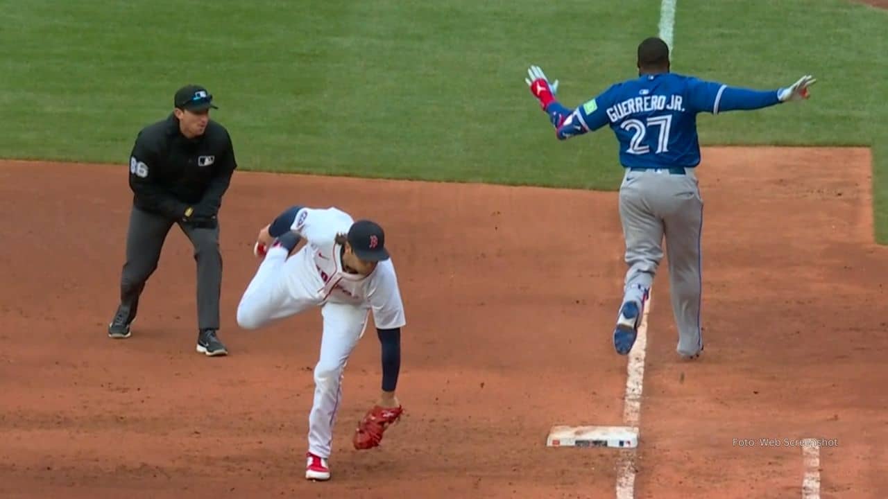 Vladimir Guerrero Jr. llegando safe a primera base