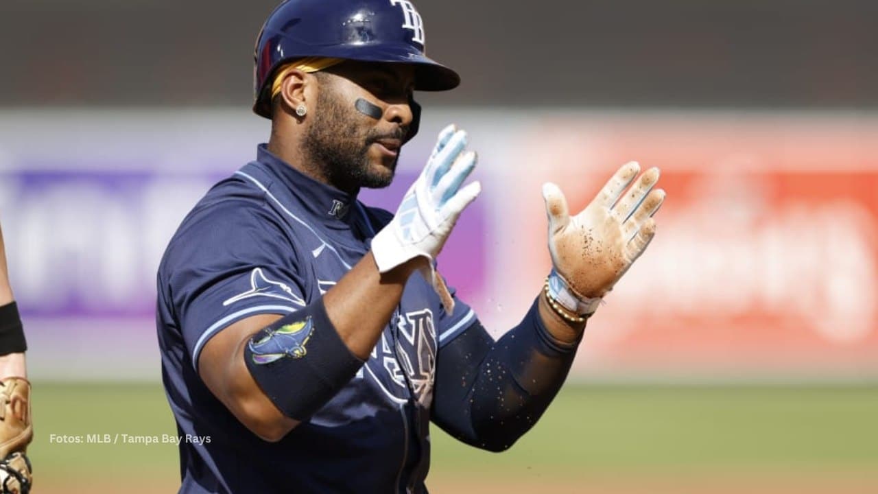 Yandy Diaz celebra un batazo con Tampa Bay Rays