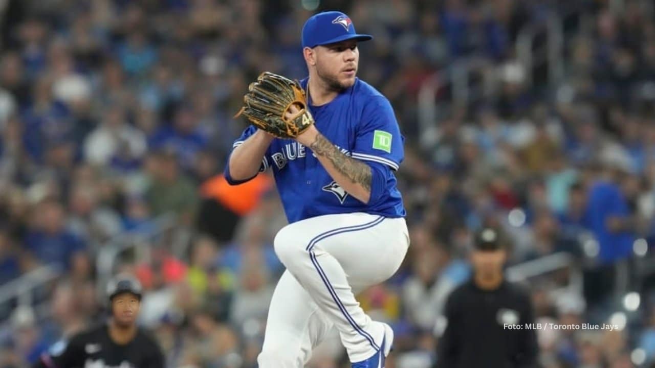 Yariel Rodriguez lanzando con Toronto Blue Jays