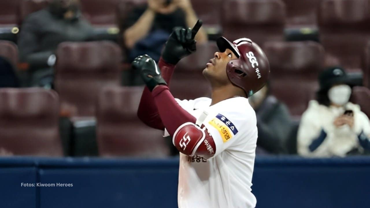 Yasiel Puig señala el cielo tras cuadrangular en la KBO
