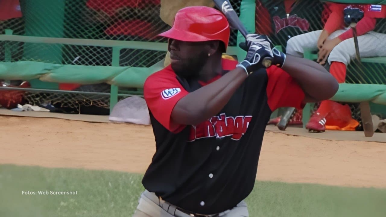 Yoel Yanqui bateando con el conjunto de Santiago de Cuba en la Liga Elite del beisbol cubano