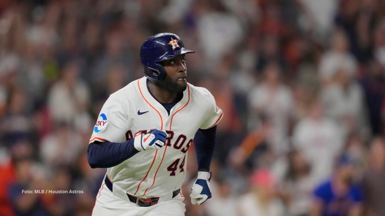Yordan Alvarez recorriendo las bases con Houston Astros