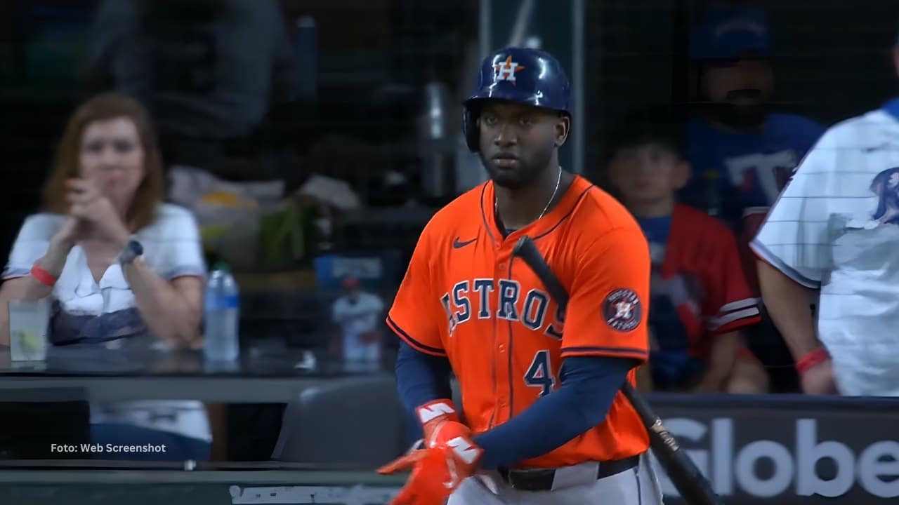 Yordan Alvarez tomando un turno con Houston Astros