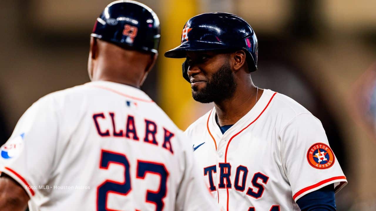 Yordan Alvarez con el coach de Houston Astros