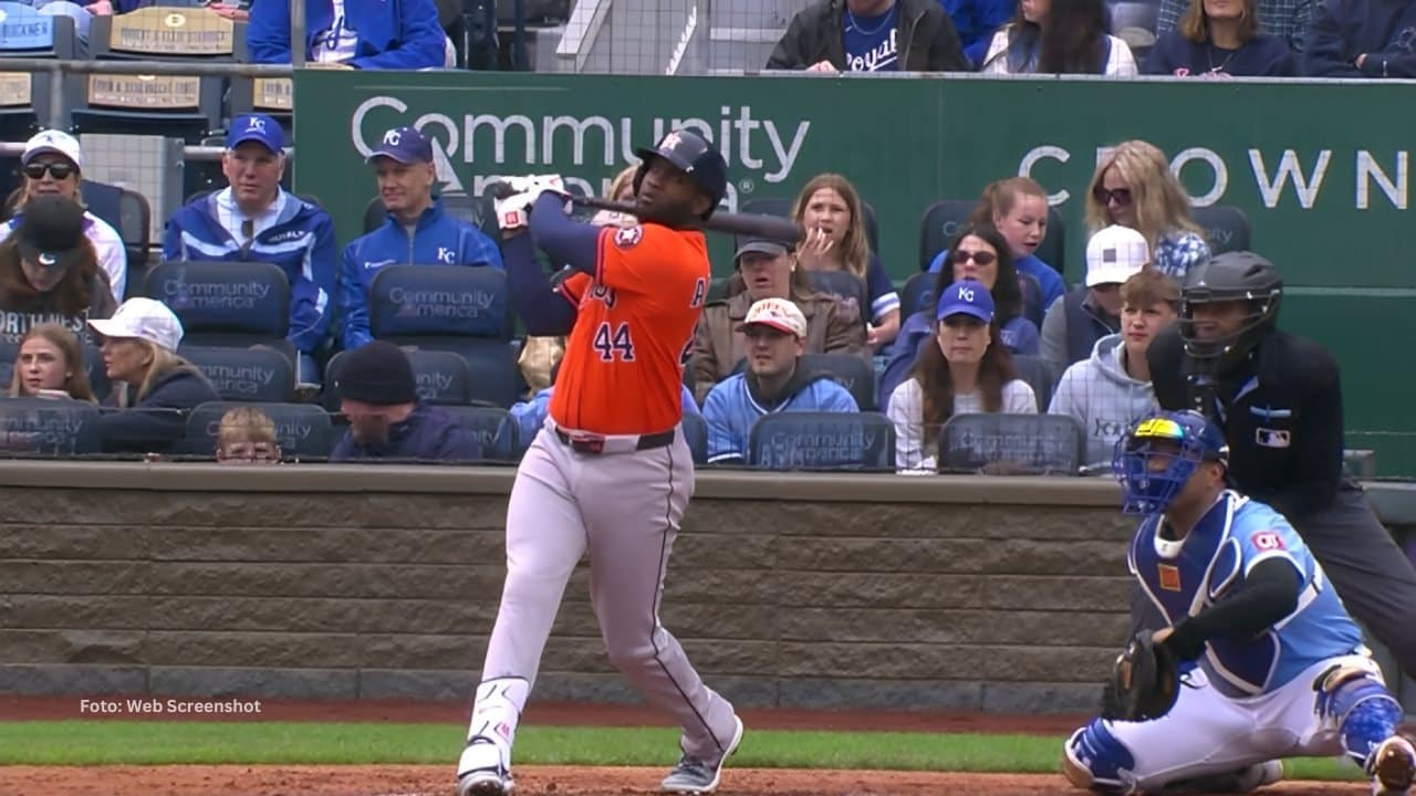 Yordan Alvarez bateando con Houston Astros