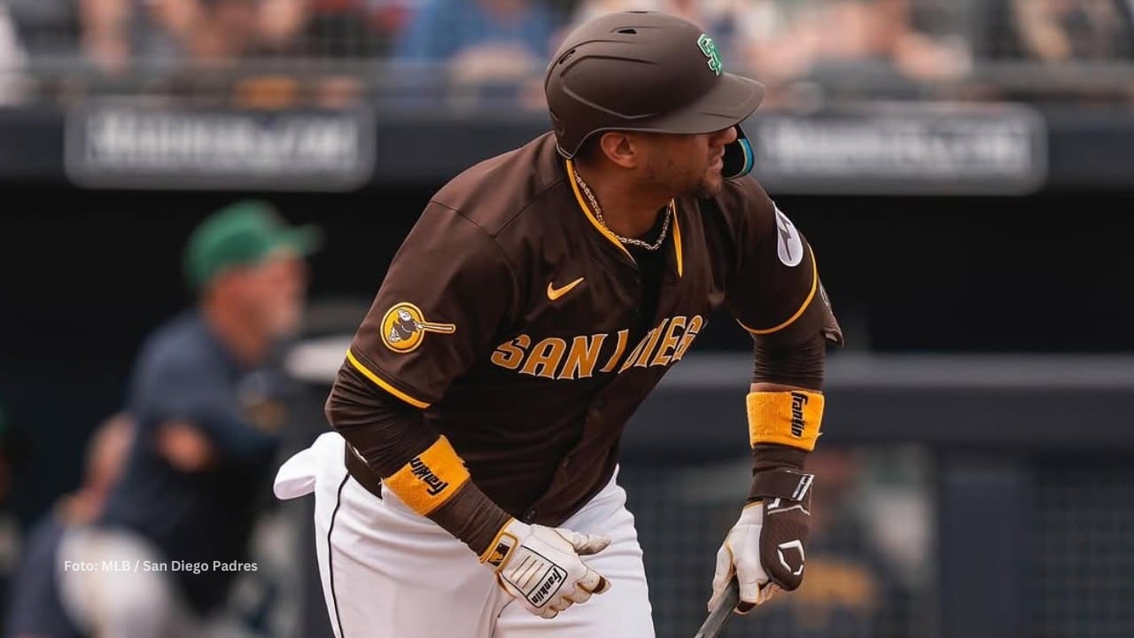 Yuli Gurriel bateando con San Diego Padres