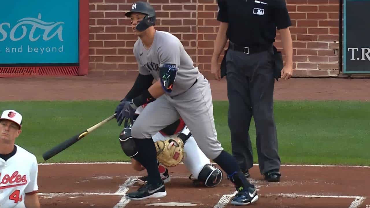 Aaron Judge no solo superó a Ted Williams, quien acumuló 324 jonrones en sus primeras diez temporadas, sino que también igualó a Frank Robinson.