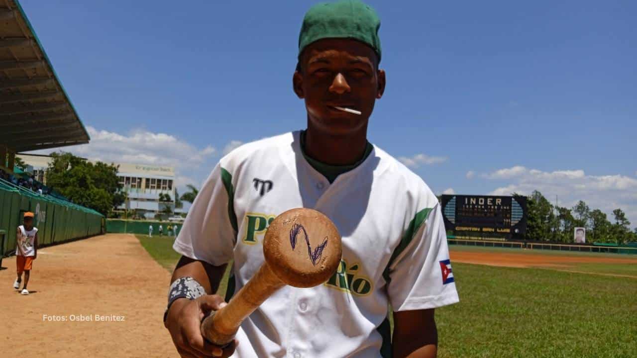 Alexei Ramírez, quien no pudo viajar a Cuba para tomar parte en el evento, envió a los pinareños un presente.