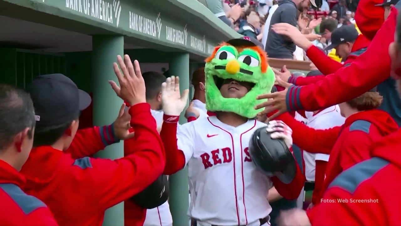 Rafael Devers celebrando en el dugout de Boston Red Sox tras conectar un cuadrangular