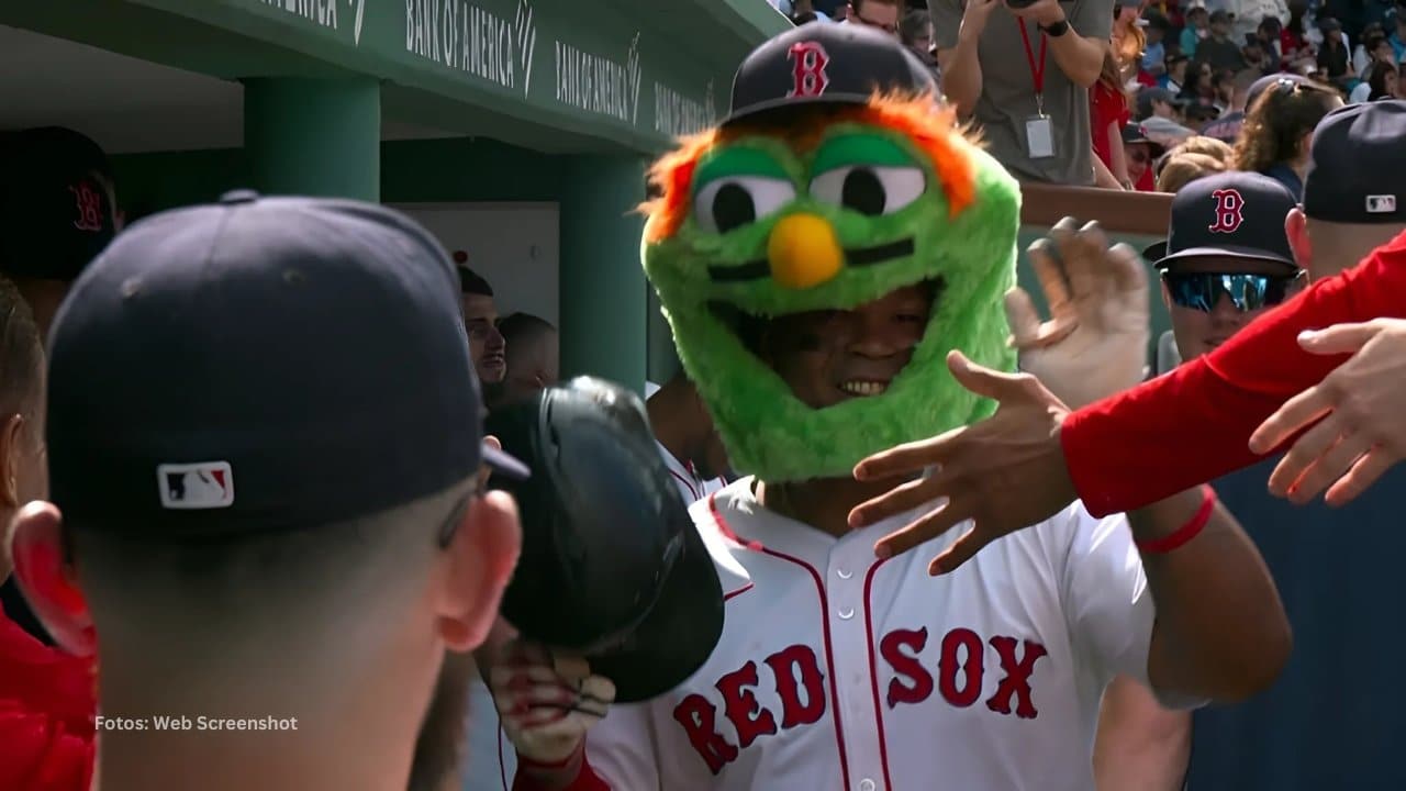 Rafael Devers celebrando en el dugout tras jonrón con Boston Red Sox